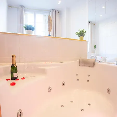 Escapade En Amoureux T2 Luxueux, Avec Balnéo, 60m Gare - Hypercentre - La Porte Bleue 4 Toulon