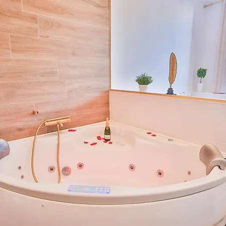 Appartement Escapade En Amoureux T2 Luxueux, Avec Balnéo, 60m Gare - Hypercentre - La Porte Bleue 4